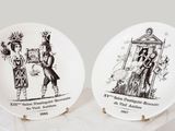 deux assiettes posées sur une table