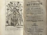 un vieux livre sur lequel figure l'image d'un roi