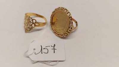 deux bagues en or et une bague sur laquelle est sertie une pièce d'or