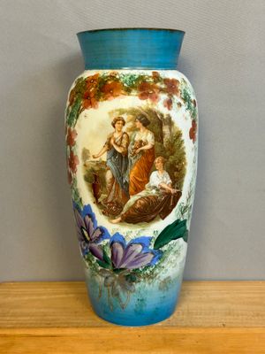 Vase en opaline avec peinture émaillée à decor floral et méd…