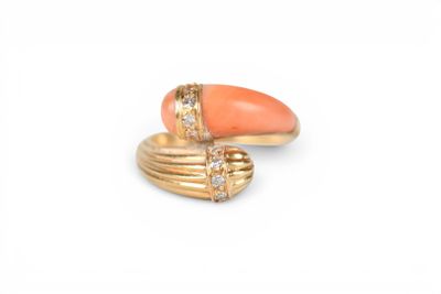 deux bagues en or ornées de corail et de diamants sur fond blanc