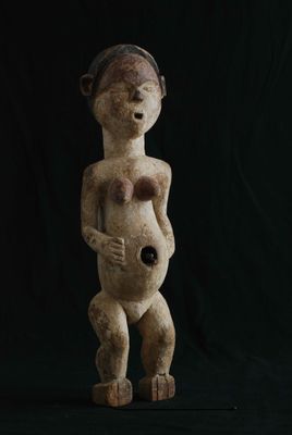 l'image d'une statue représentant une femme tenant un bébé dans ses bras