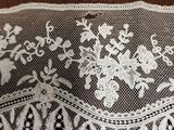 une image montrant un gros plan d'une nappe ornée de fleurs