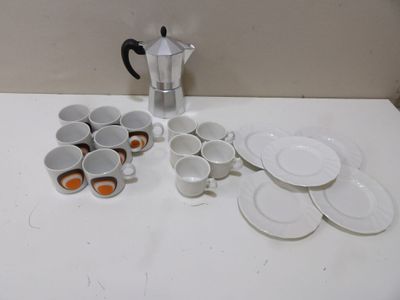 plusieurs tasses et soucoupes posées sur une table