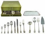 une boîte verte contenant des couverts et un plateau avec des fourchettes et des cuillères