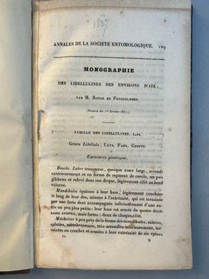 un livre ouvert sur une table, avec une photo en noir et blanc