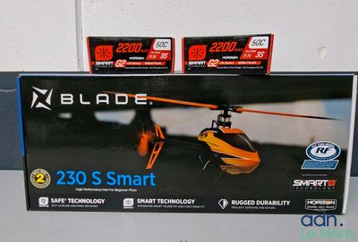 une boîte contenant un hélicoptère télécommandé