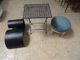 deux chaises et une table au milieu d'une pièce