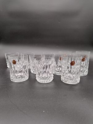 six verres transparents parsemés de petits points marron, posés sur une table