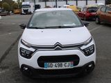 une petite voiture blanche garée dans un parking