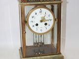 une petite horloge posée sur une table