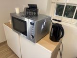 un micro-ondes et une cafetière posés sur un plan de travail
