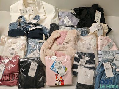 un tas de vêtements posés sur une table