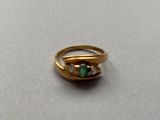 une bague en or sertie d'une pierre verte