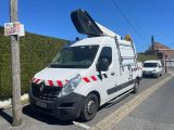 une camionnette blanche garée sur le bord de la route