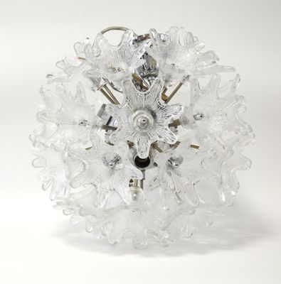 une boule de verre contenant un bouquet de fleurs