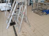 une échelle posée au milieu d'une pièce