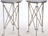 paire de tables d'appoint en métal argenté, montées sur roulettes, avec un plateau en marbre