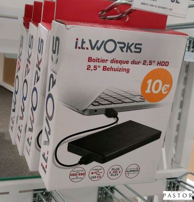trois boîtes contenant des appareils électroniques exposées dans un magasin