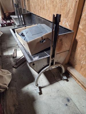 une table en métal sur laquelle se trouve une boîte, dans une pièce
