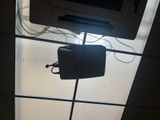 une télévision suspendue au plafond dans la pièce
