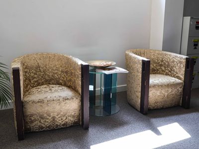 two chairs that are sitting next to each other in a room
