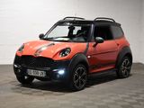 une photo d'une petite voiture orange et noire