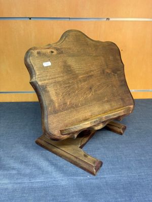 une chaise en bois posée sur un tapis bleu