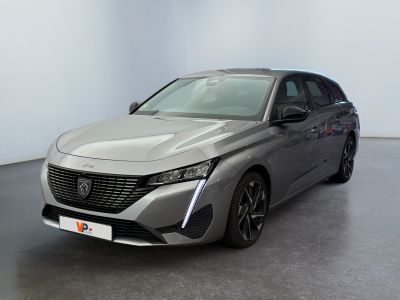 La nouvelle Honda Clarity est exposée dans le showroom.