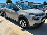 une Citroën argentée garée sur un parking à côté d'autres voitures
