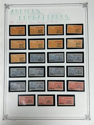 une image représentant une photo d'un mur recouvert de nombreux timbres
