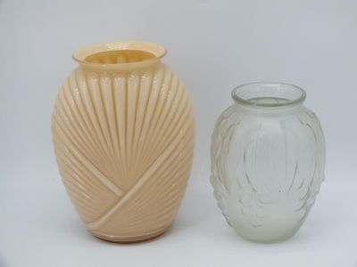 deux vases posés l'un à côté de l'autre sur une surface blanche
