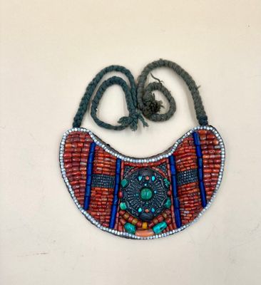 collier composé de perles turquoise, rouges et orange