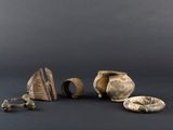 Plusieurs types d'objets différents sont représentés sur une surface noire