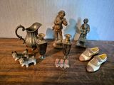 de nombreuses figurines posées sur une table, avec des chaussures et un vase