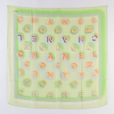 un gros plan sur une écharpe verte ornée de lettres
