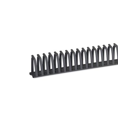 le peigne est en plastique noir et possède un long manche