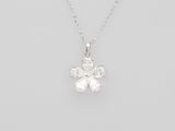 un pendentif en forme de fleur en or blanc et diamants, monté sur une chaîne