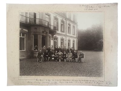 photo d'un groupe de personnes assises devant un grand bâtiment