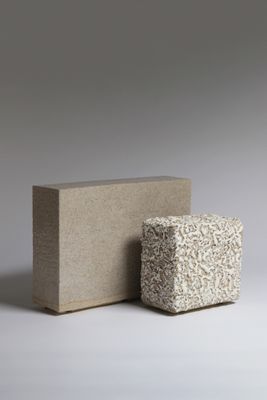 un parpaing et une boîte sur fond blanc