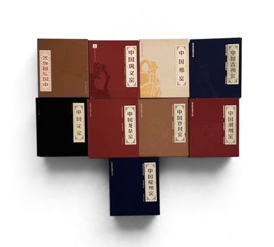 six livres empilés les uns sur les autres sur une surface blanche