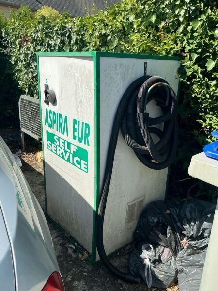 Un aspirateur industriel automobile en libre-service pour st…