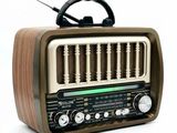 une radio posée sur une table