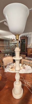 une lampe posée sur une table dans une pièce
