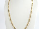 un collier à chaîne en or sur un mannequin mannequin mannequin mannequin mannequin mannequin mannequin mannequin mannequin mannequin