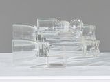 un objet en verre posé sur une table