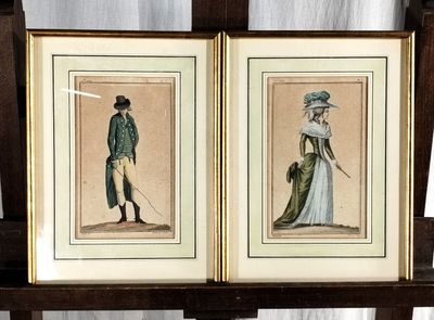 deux photos encadrées représentant un homme et une femme vêtus de costumes d'époque