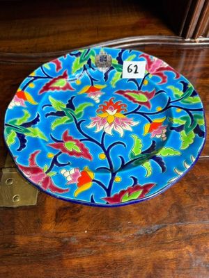 une assiette bleue décorée de fleurs, posée sur une table