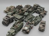 de nombreux véhicules militaires alignés les uns à côté des autres sur une table