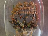 une cloche en verre contenant un bouquet de fleurs